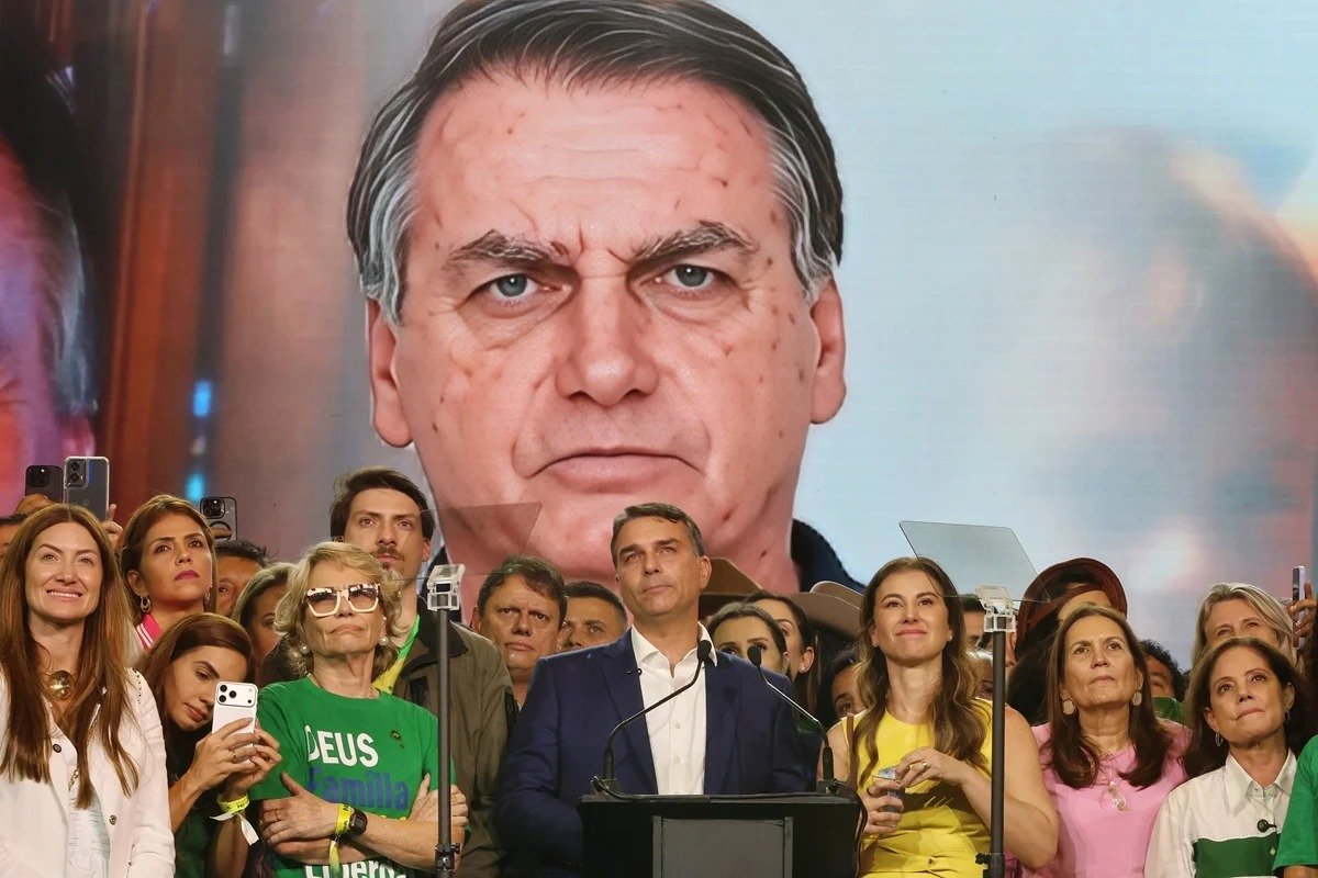 Flávio diz que Bolsonaro "não tinha ideia" de vídeo de IA exibido em convenção do PL