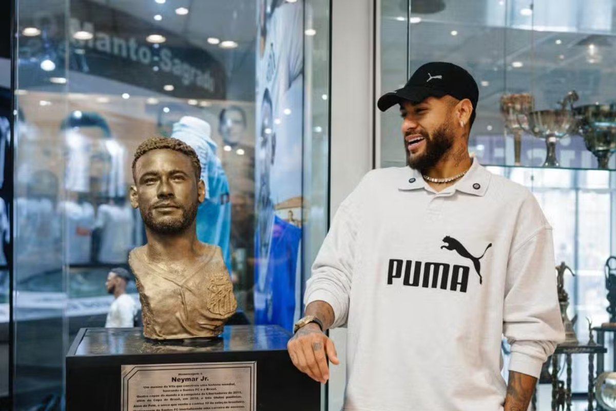 Vídeo: Neymar recebe busto na Vila Belmiro e amplia galeria de homenagens no Santos
