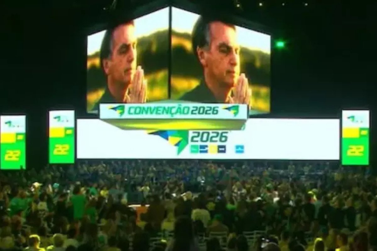 PL usa imagens de Jair Bolsonaro com narração durante convenção em SC com presença de Flávio