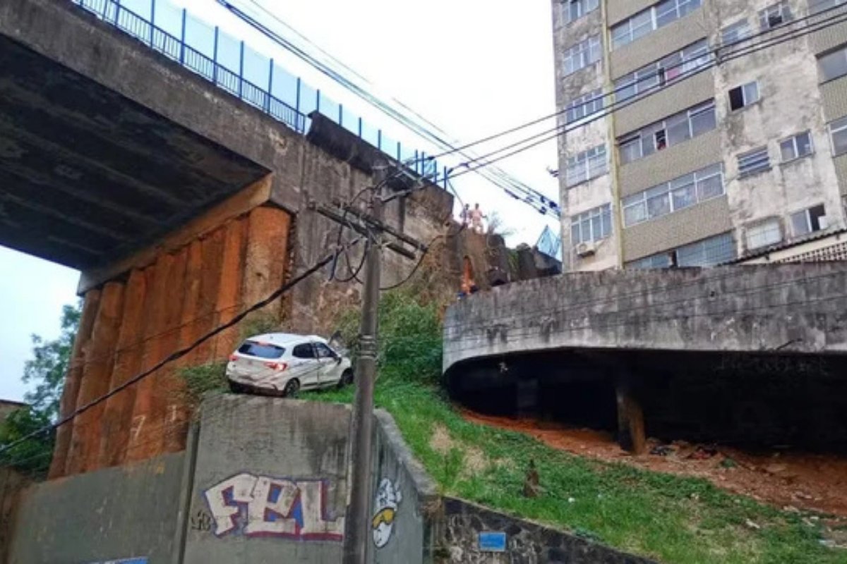 Carro rompe mureta e cai de viaduto em Salvador