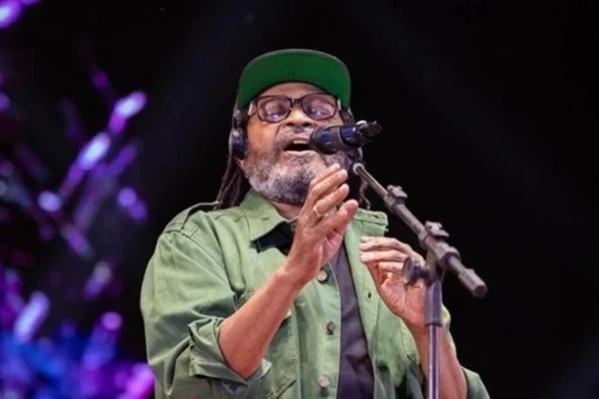 Edson Gomes é internado em UTI após show na Concha Acústica