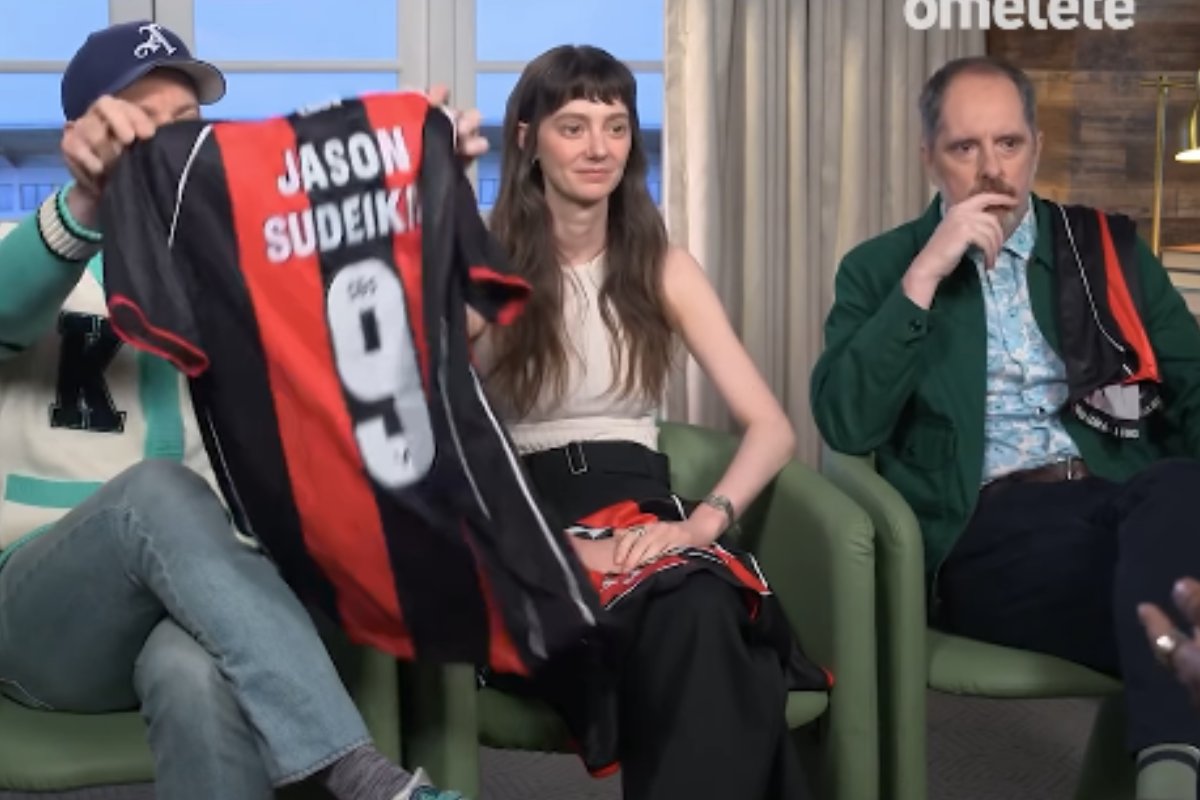 Elenco de Ted Lasso recebe camisas do Vitória em ação de influenciador brasileiro