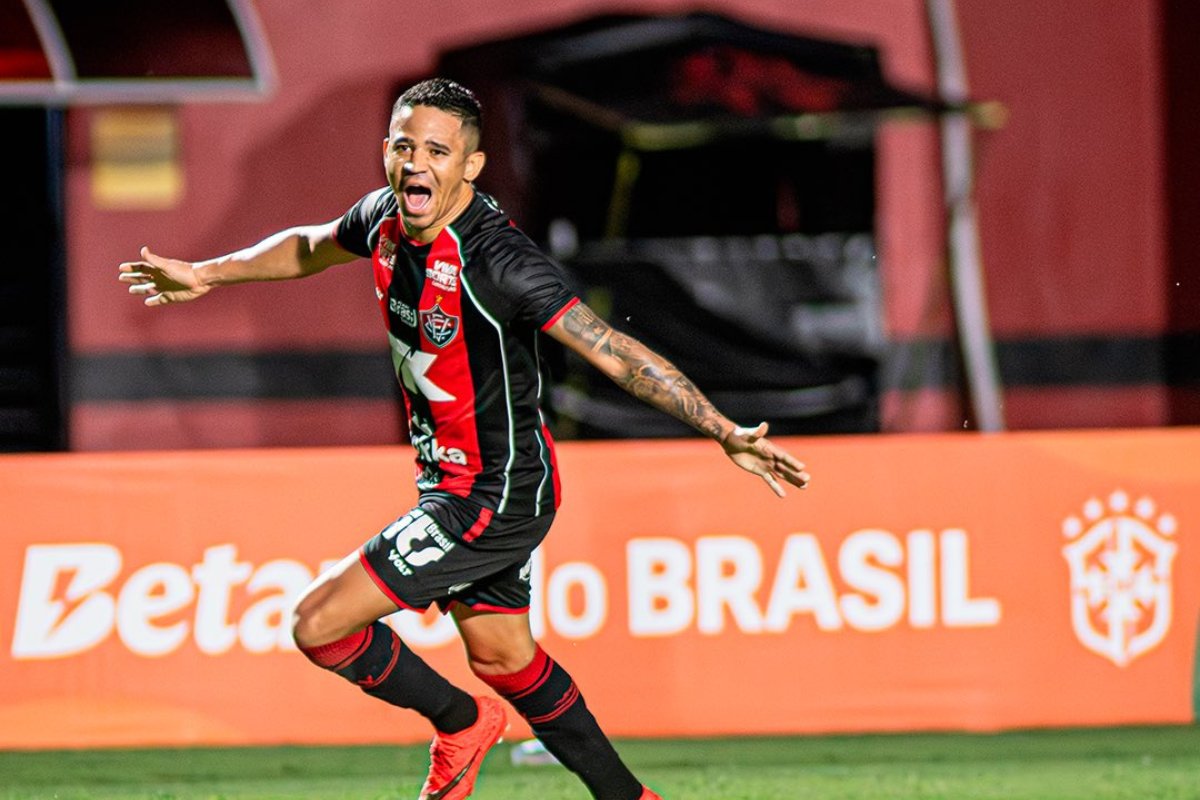 Vitória goleia o Athletico-PR, reverte desvantagem e avança às quartas da Copa do Brasil 