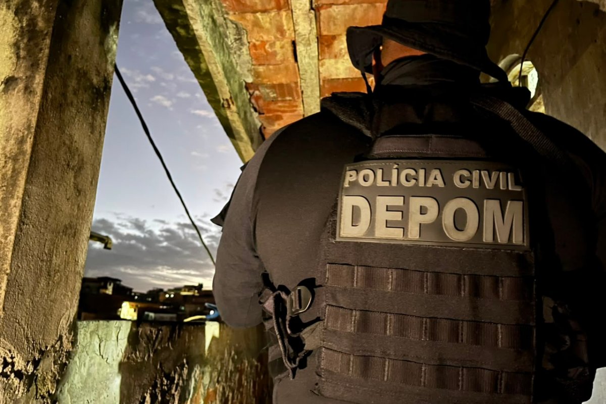 Dois homens são presos em operação policial contra organização criminosa em bairro de Salvador