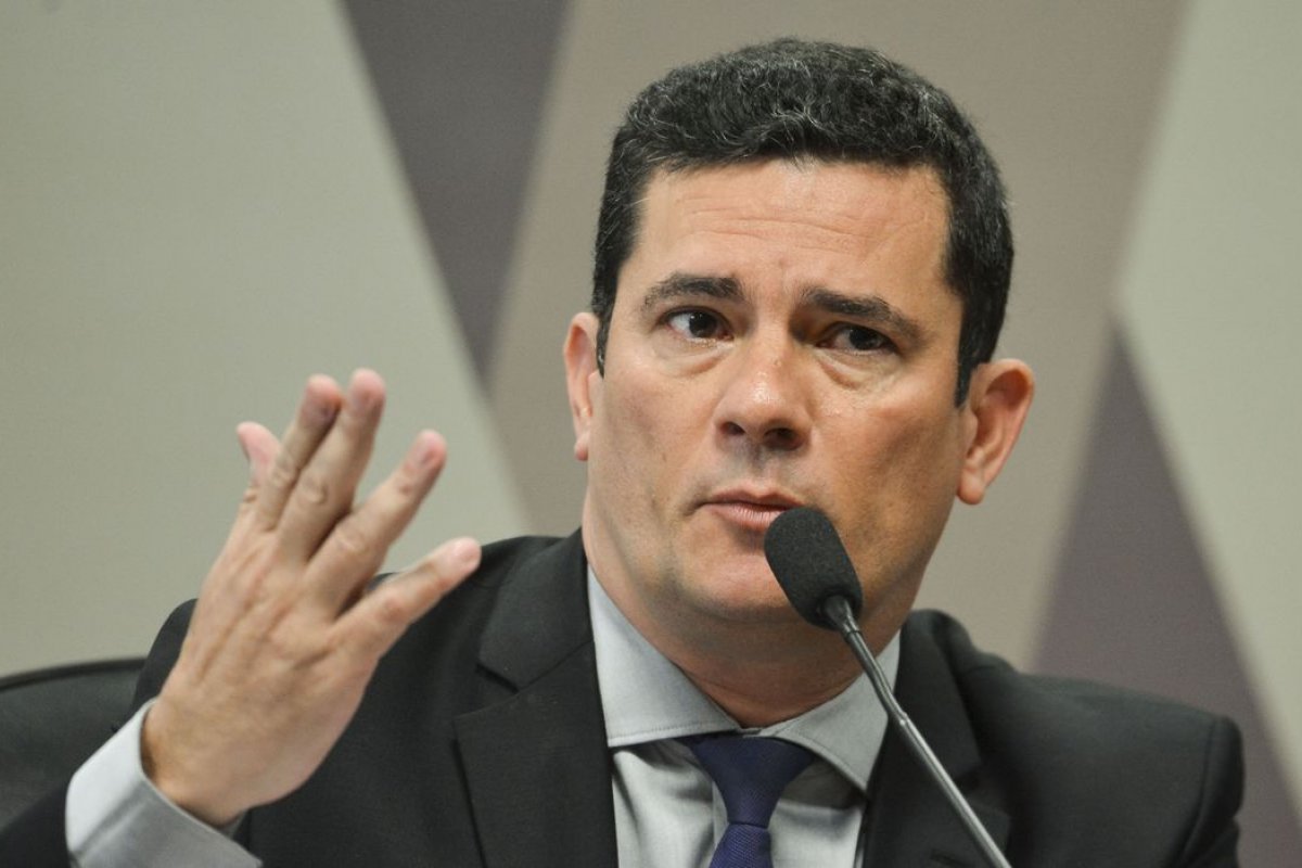 Moro diz que "seria uma solução muito simplista abrir as portas das prisões"