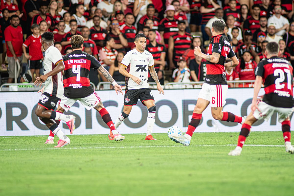 Vitória é dominado pelo Flamengo e perde no Maracanã pelo Brasileirão