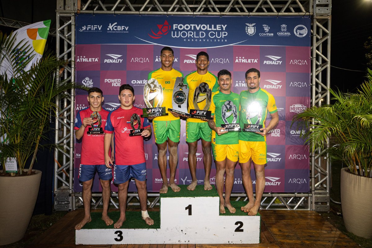 Dupla Índio e Felipe, do Bahia Associação, é campeã mundial invicta de futevôlei pelo Brasil