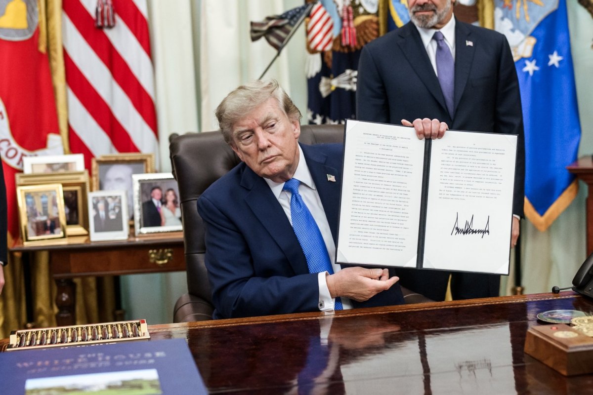 Trump assina recomendação para reduzir vacinas recomendadas a crianças