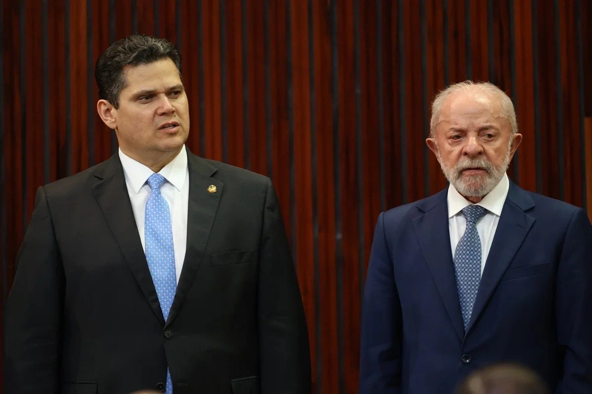 Após período de distanciamento, Alcolumbre se reúne com Lula