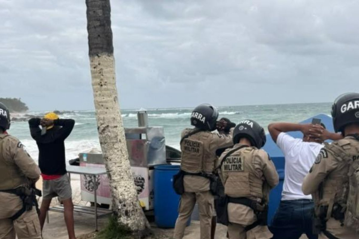 PM desmonta esquema de drogas enterradas na praia de Itapuã 