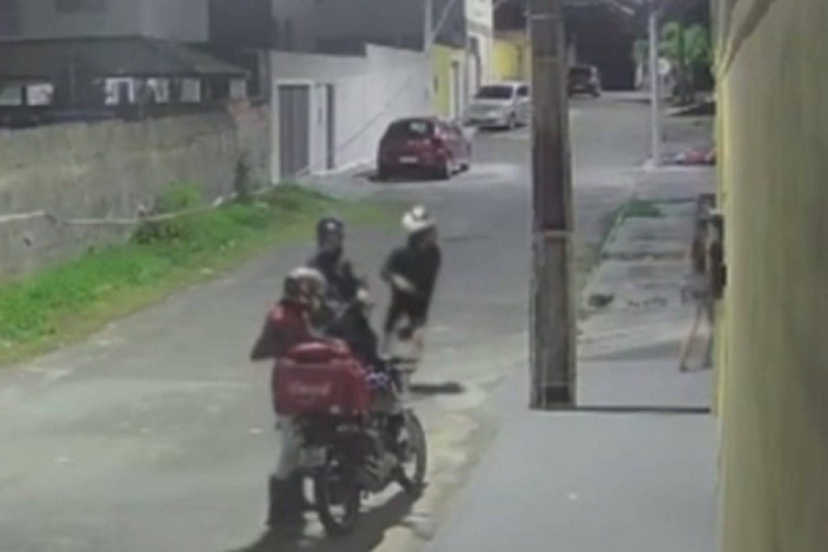 Vídeo: dupla em moto tenta assaltar cliente e entregar do iFood em Salvador