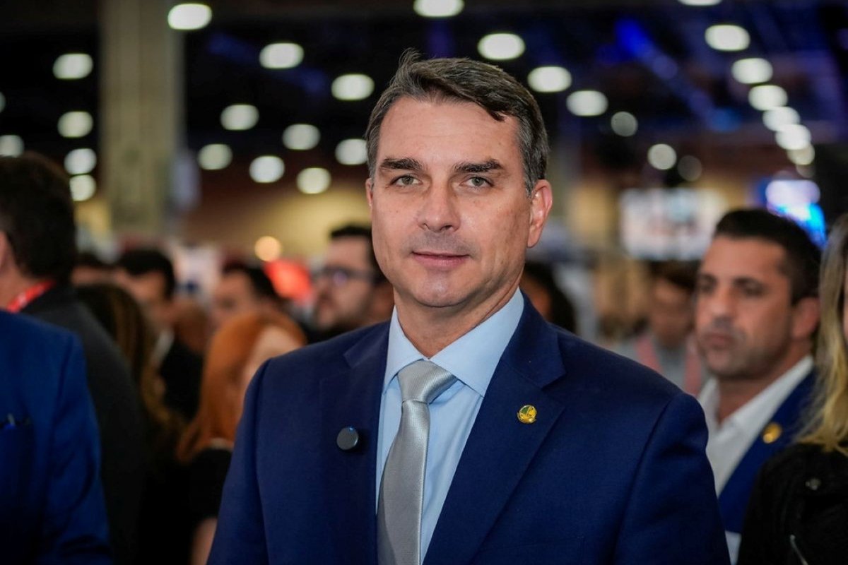 Flávio Bolsonaro não consegue registrar candidatura à Presidência após ser filiado ao Missão 