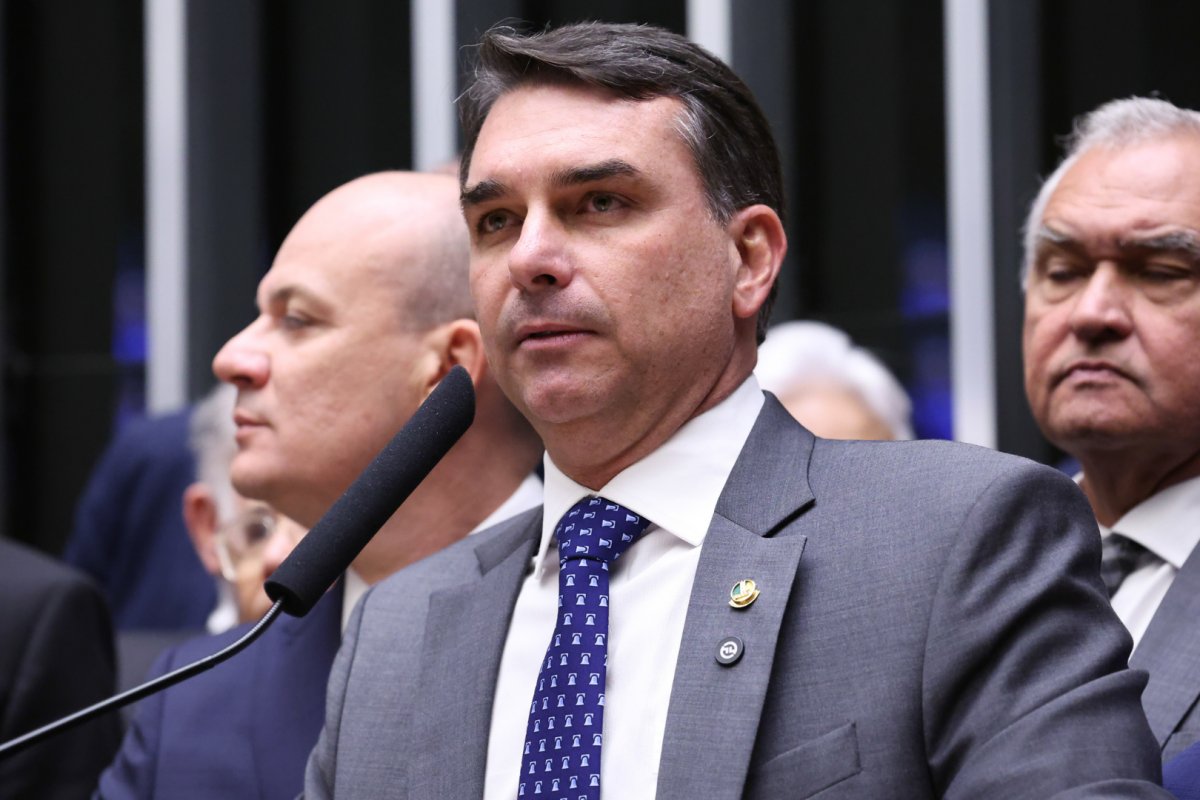 Sistema da Justiça Eleitoral volta a mostrar Flávio Bolsonaro como filiado ao PL