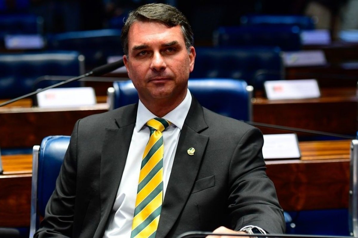 Vídeo compartilhado por Flávio Bolsonaro para criticar preços omite carnes em compra de R$ 626,55
