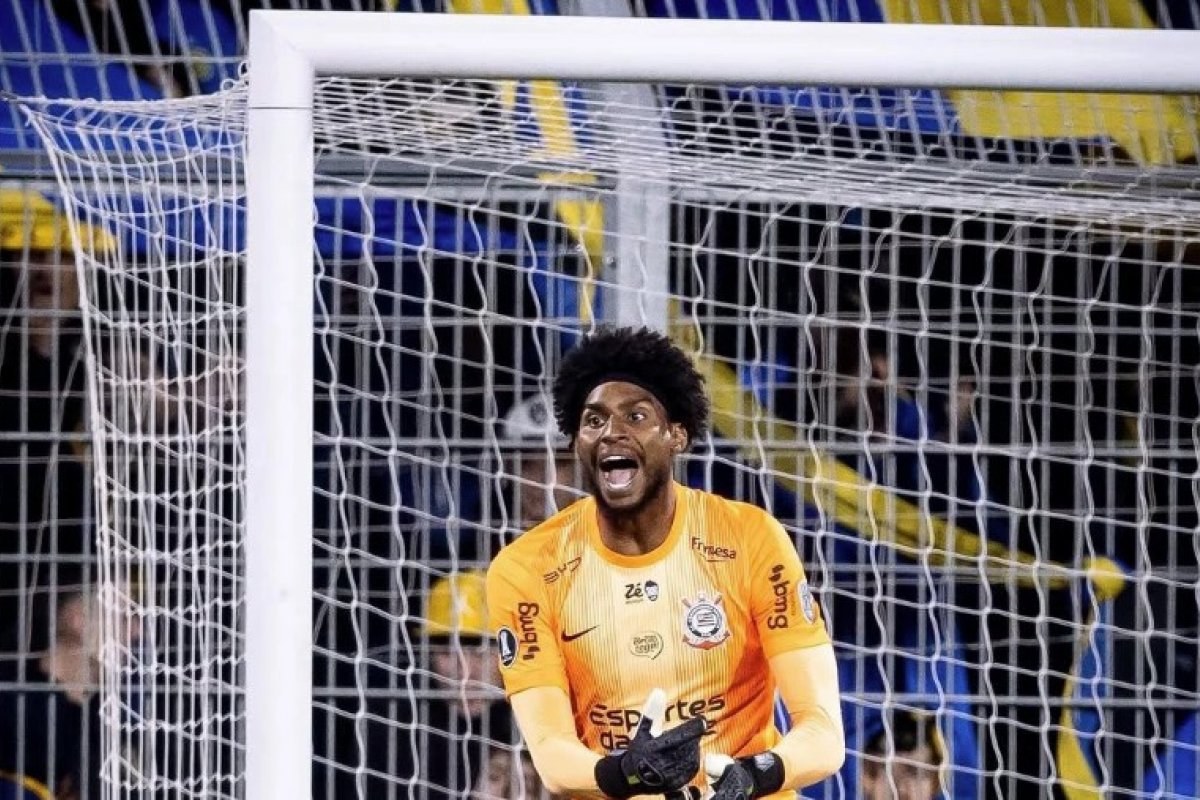 Hugo Souza é alvo de racismo durante partida da Libertadores; Corinthians se posiciona sobre o caso