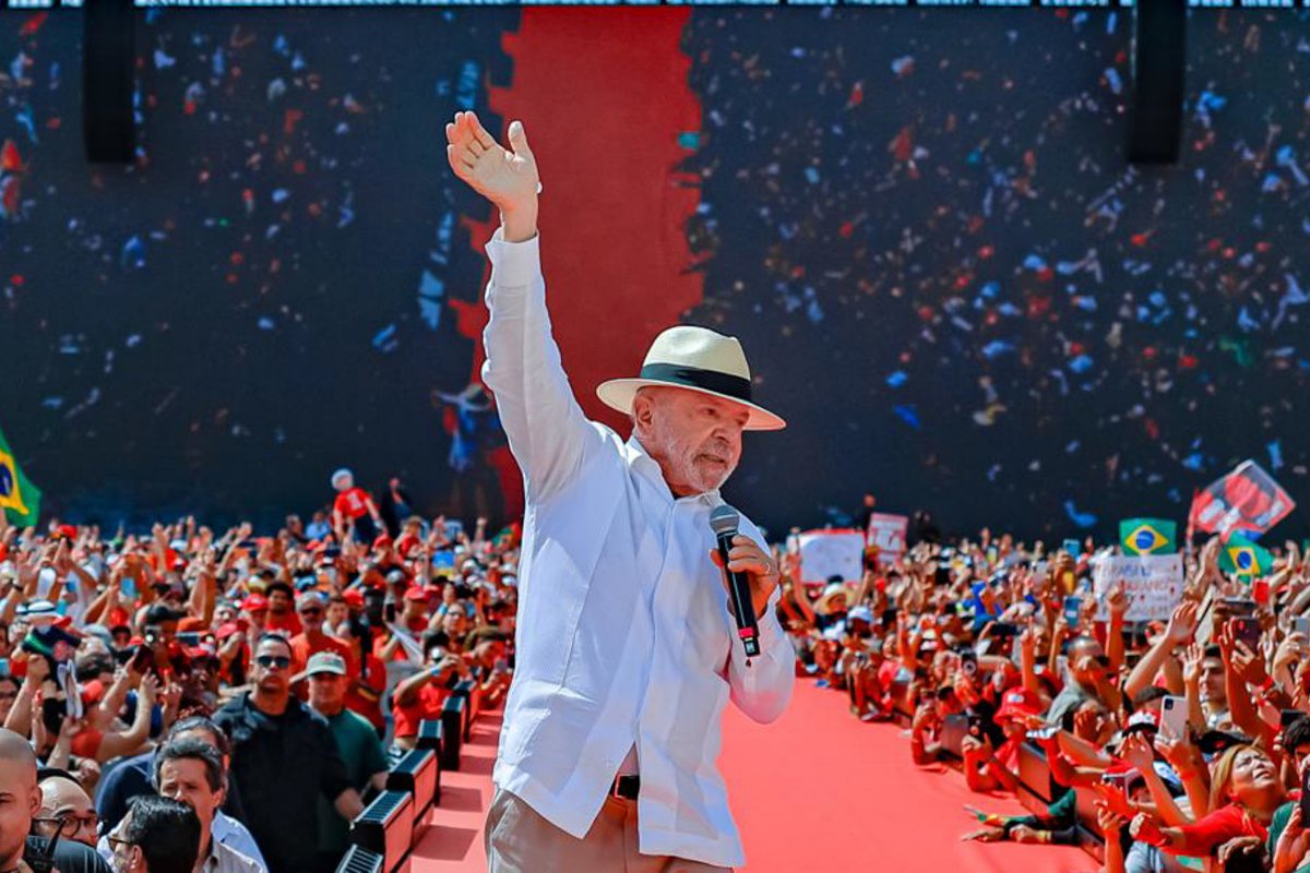  Lula começa campanha em tom nostálgico e cobra militância por comparações com governo Bolsonaro