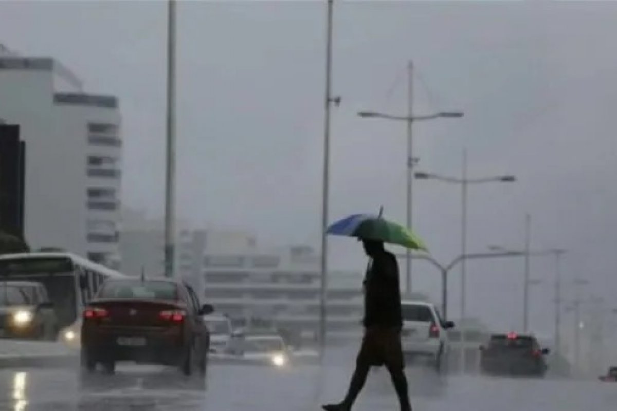 Praia de Salvador registra ventos de até 50 km/h nesta segunda-feira (17)