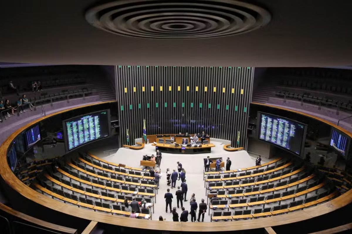 Quase 80% dos deputados federais buscam reeleição em 2026