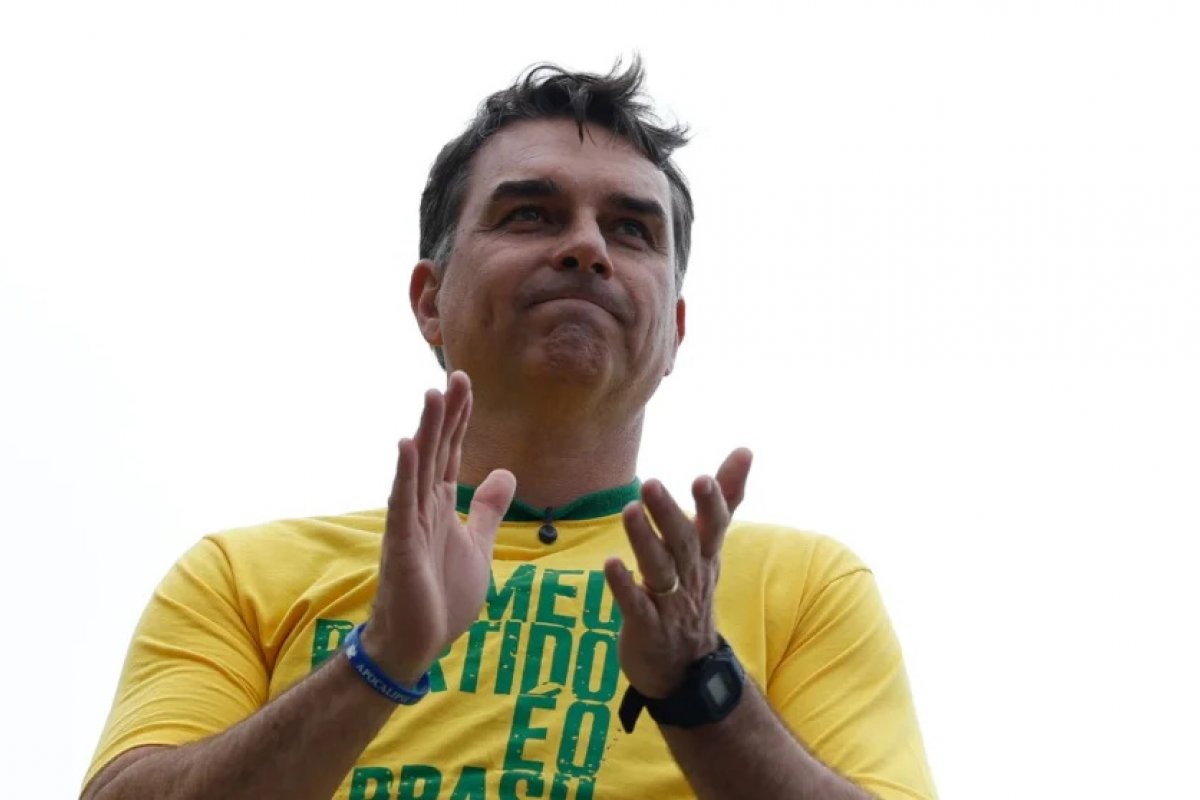 PF abre investigação por filiação de Flávio ao Missão 