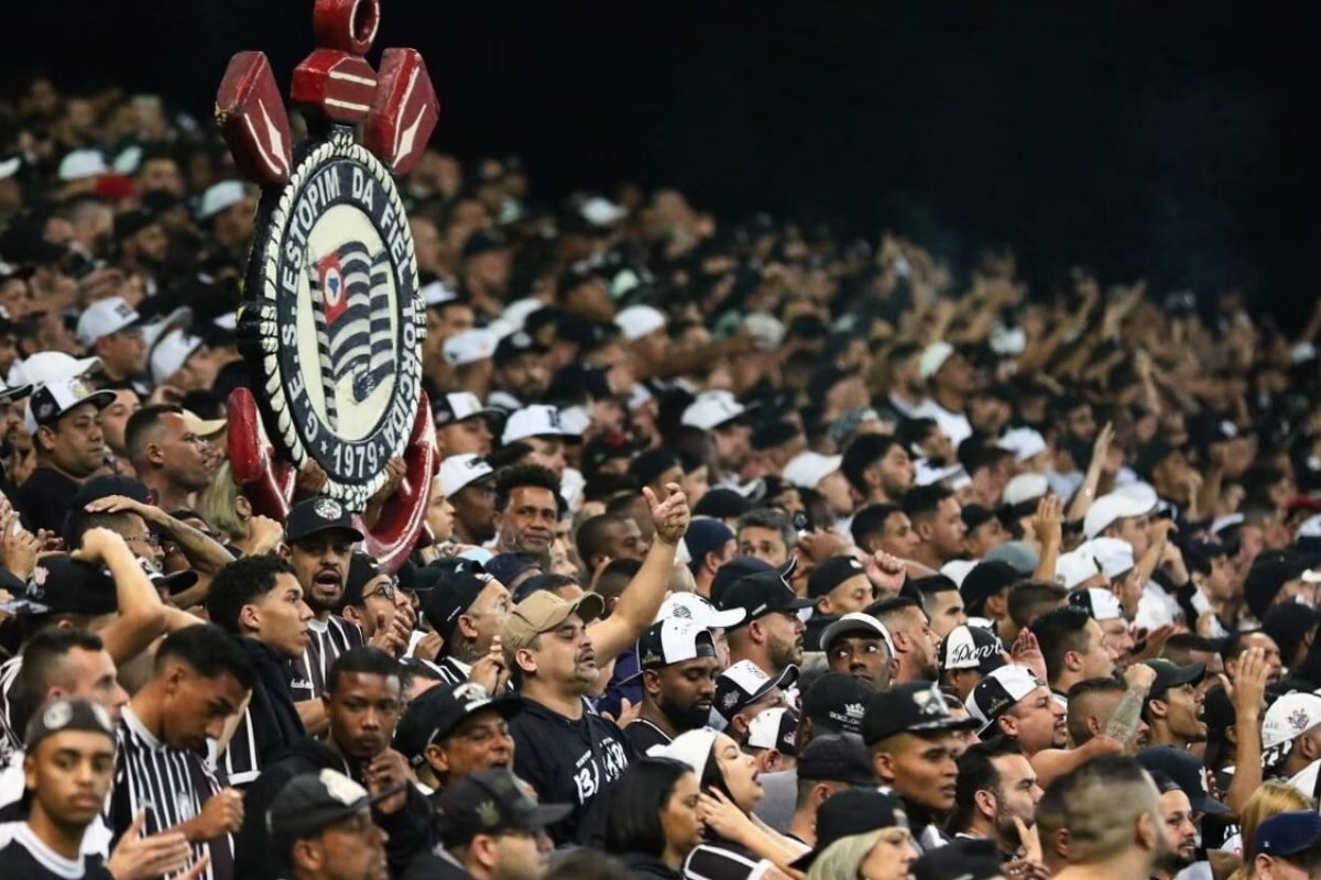 Torcedores protestam em frente ao Ministério Público e pedem intervenção no Corinthians