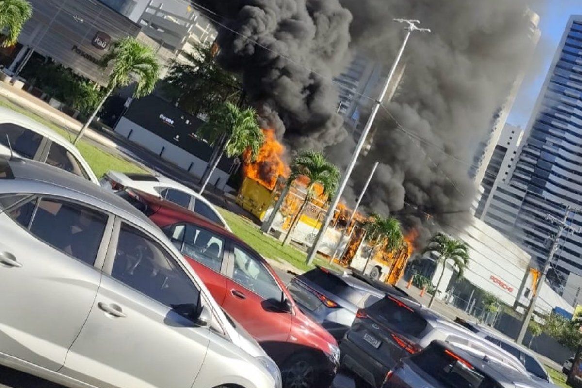 Ônibus pega fogo na Av. Tancredo Neves, em Salvador, e provoca lentidão no trânsito
