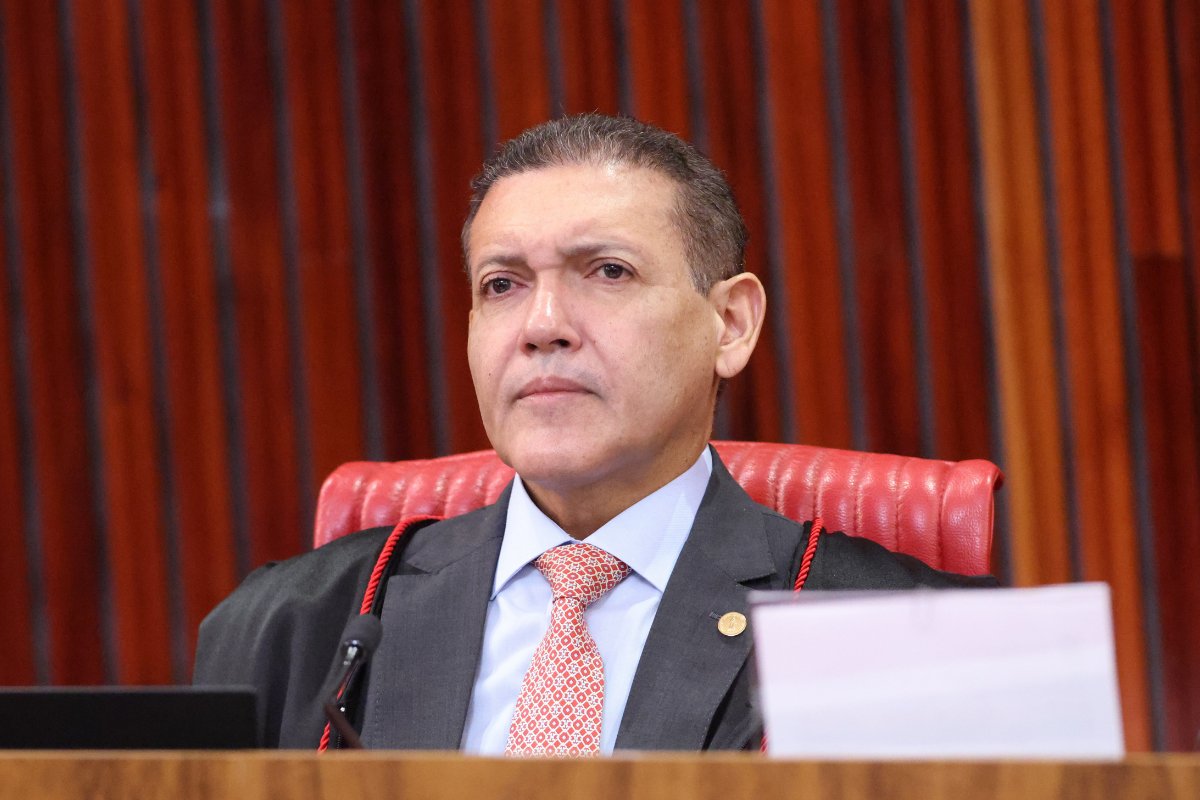 TSE decide derrubar posts de Flávio Bolsonaro e Nunes Marques pede vista em processo; entenda