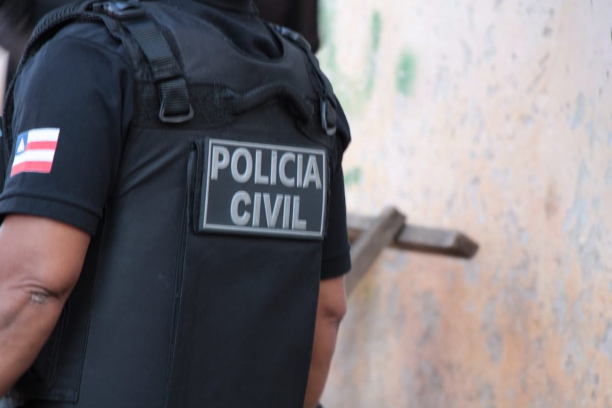 Homem que tentou esfaquear a companheira e incendiou a casa da vítima é preso na Avenida Gal Costa