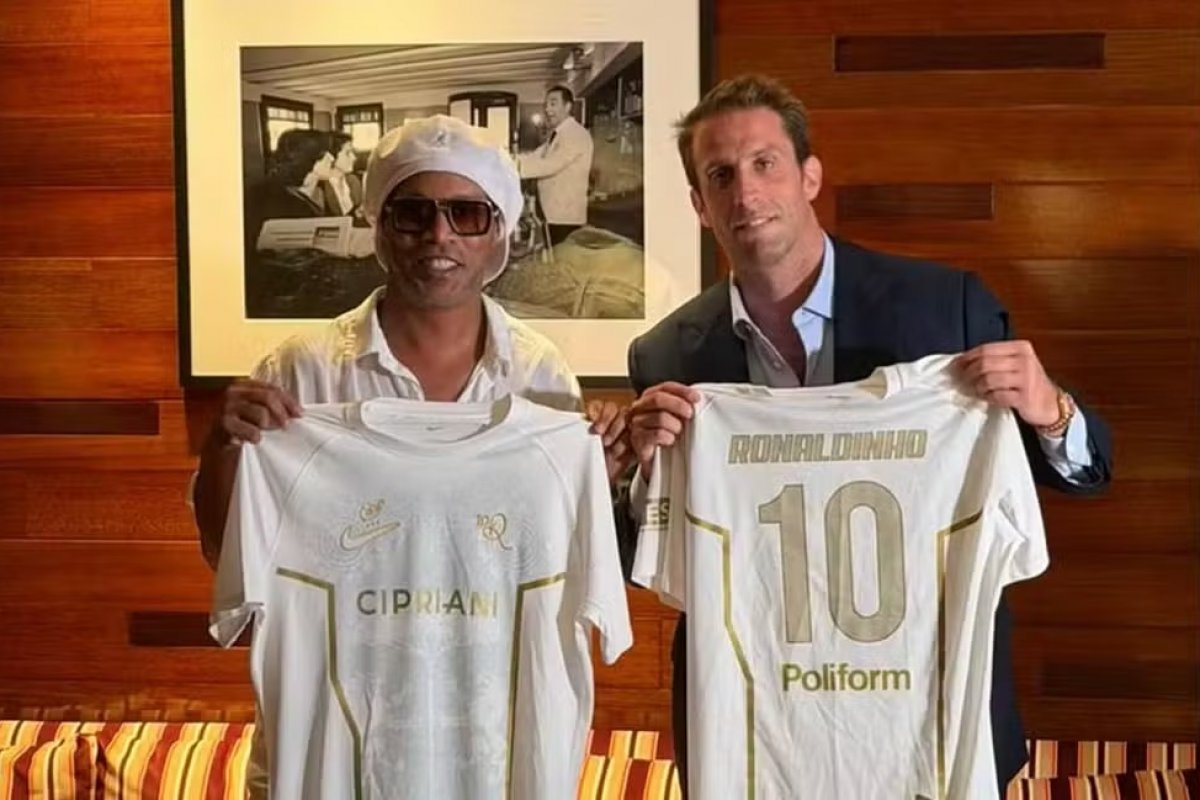 Ronaldinho Gaúcho é apresentado em clube da terceira divisão italiana
