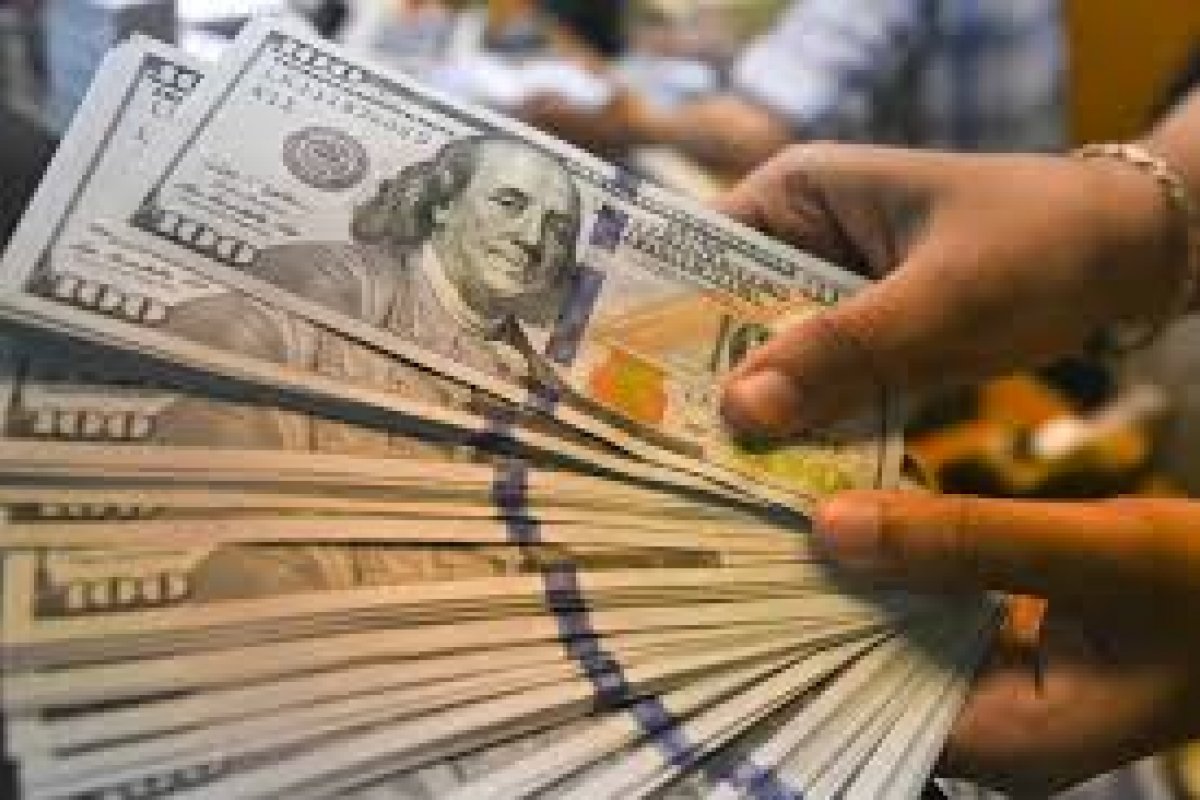 Dólar começa quinta-feira com leve queda 