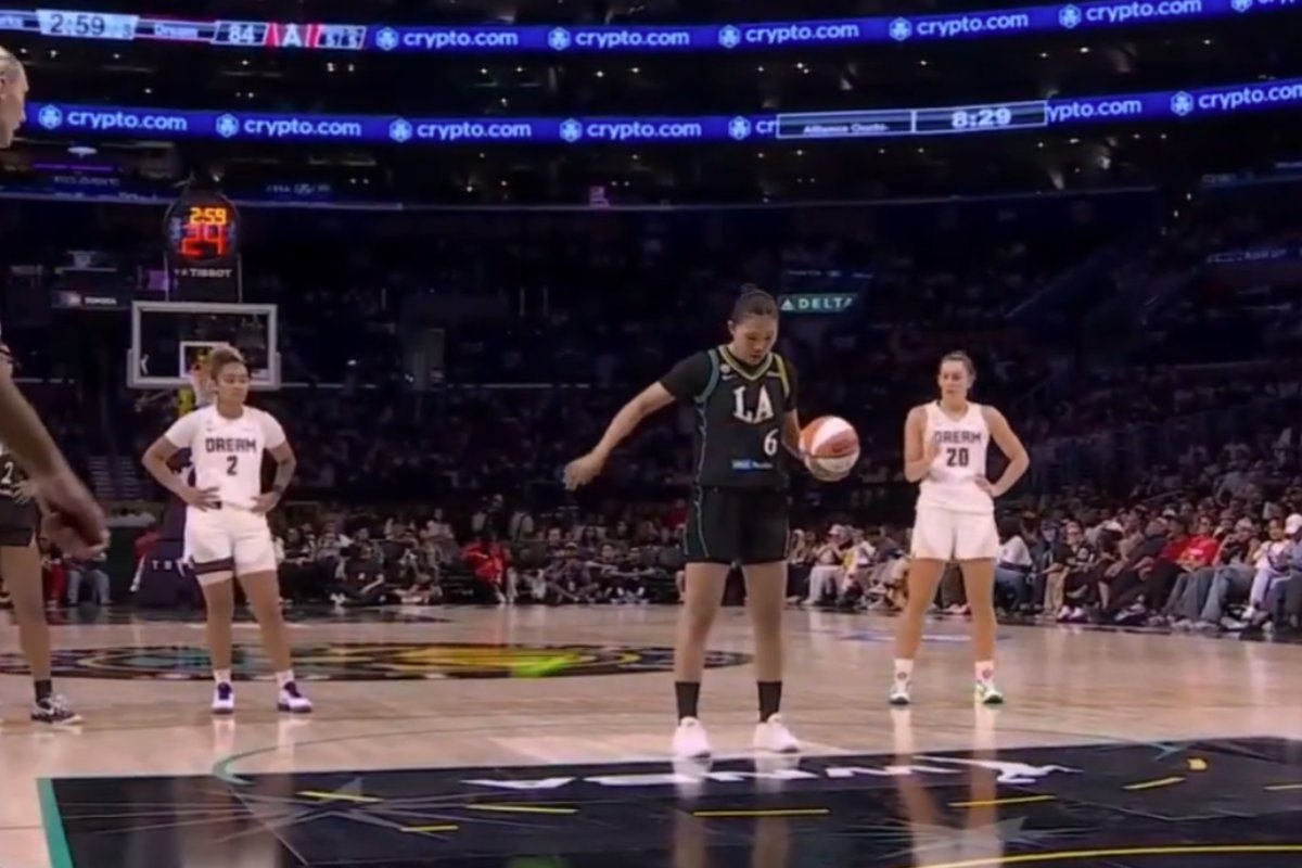 Vídeo: brinquedo sexual é arremessado em quadra durante jogo da WNBA