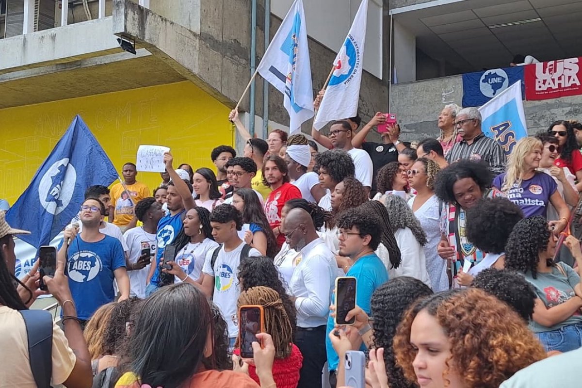 Vídeo: Após confusão com Diego Castro, estudantes da UFBA protestam e pedem cassação do deputado