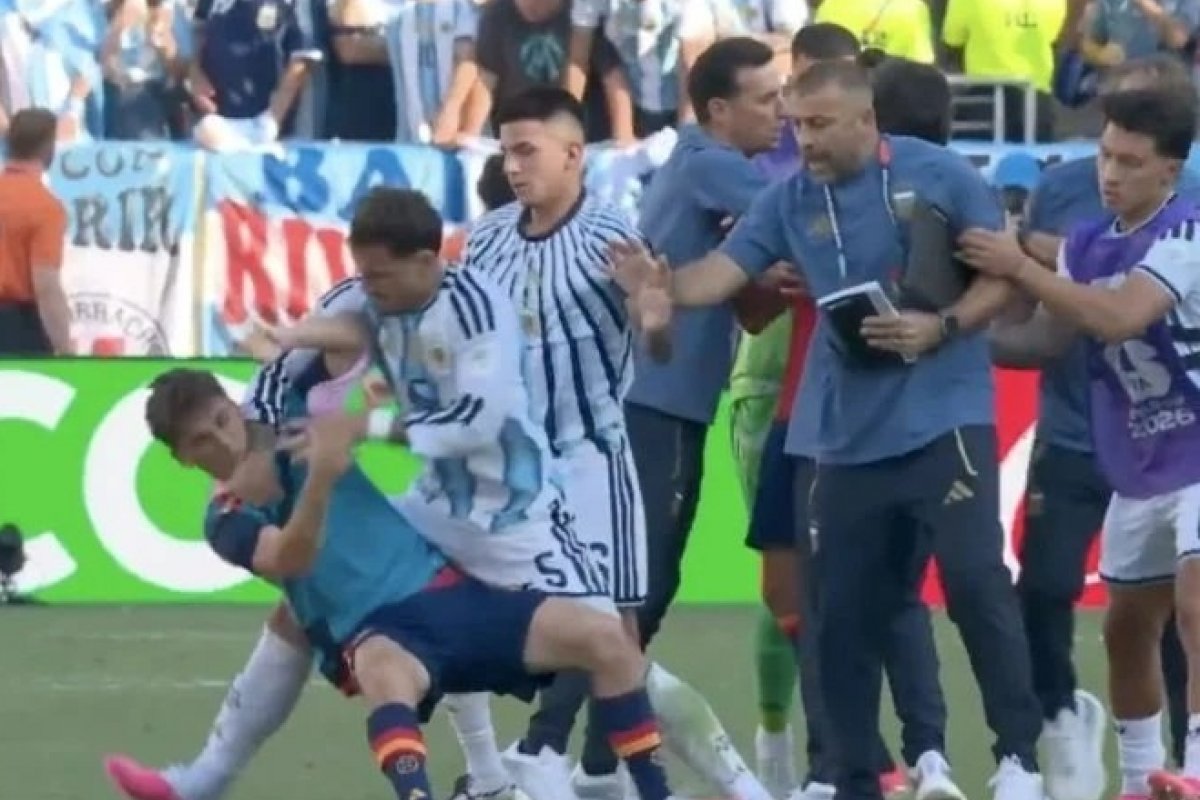 Argentina é punida pela Fifa com público restrito por racismo; Paredes recebe maior punição