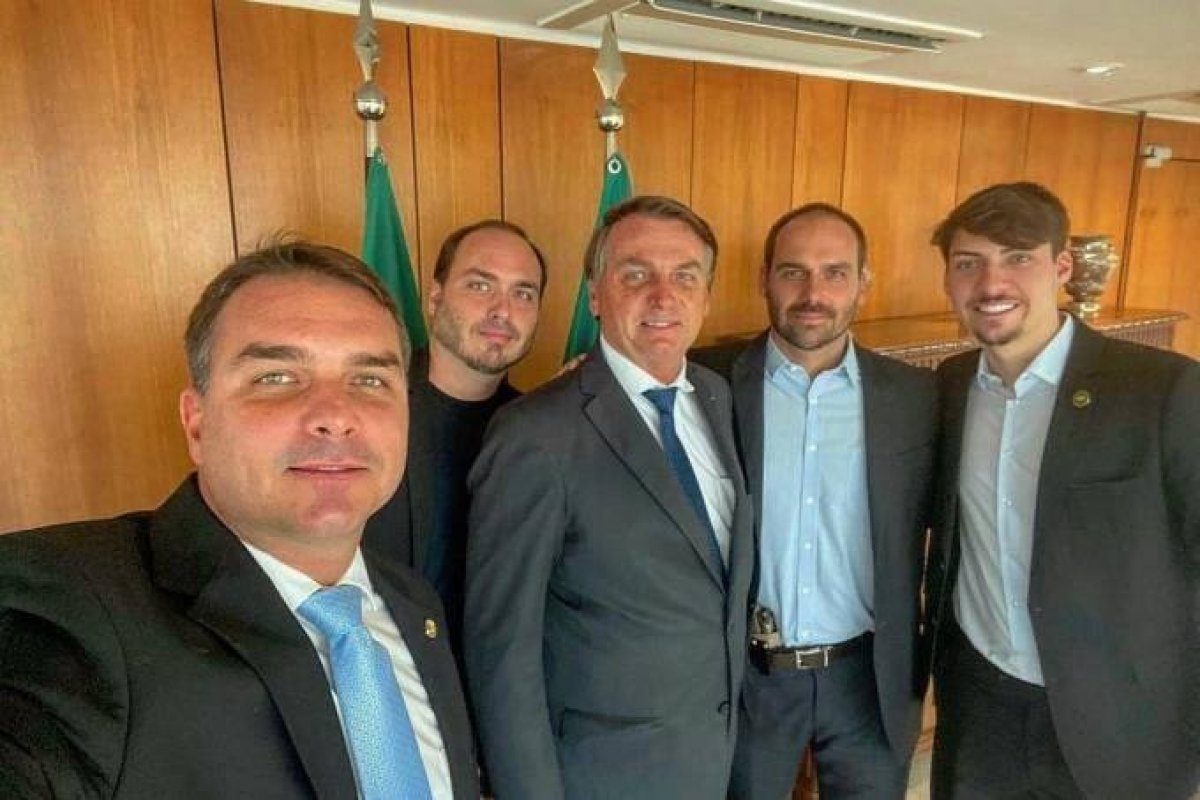 Moraes autoriza visitas de Carlos e Jair Renan Bolsonaro ao pai em prisão domiciliar