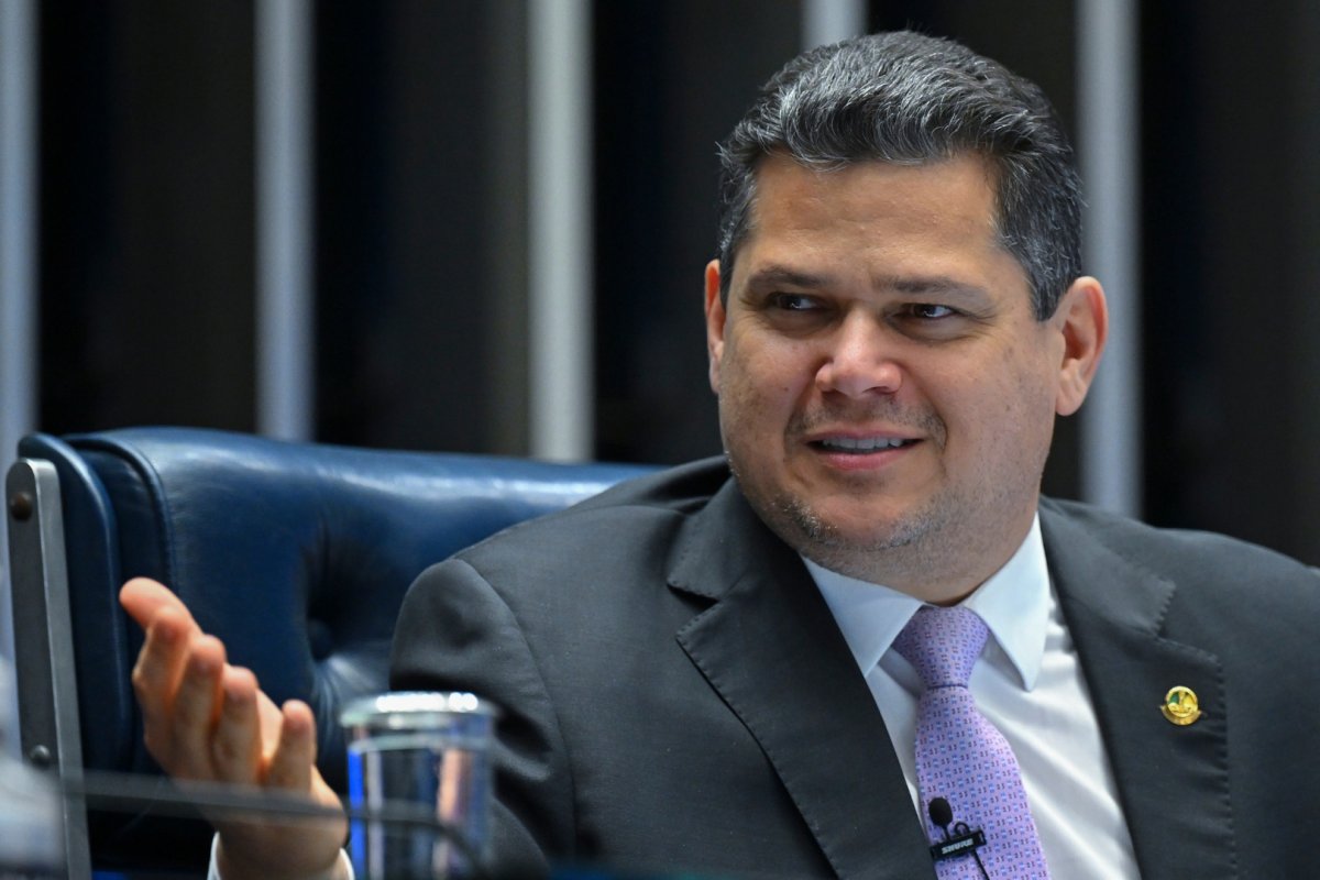Alcolumbre encaminha PECs da segurança e do fim da escala 6x1 à CCJ; saiba quem serão os relatores