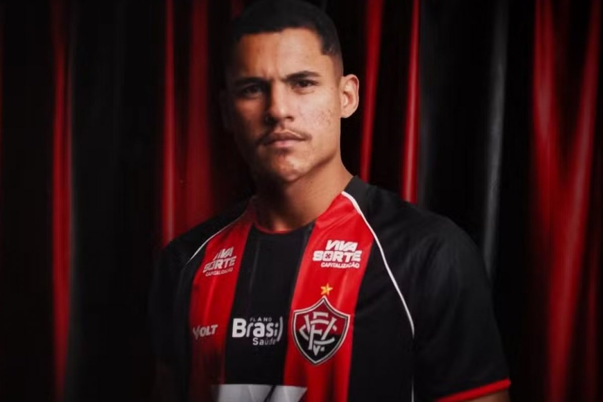Vitória regulariza Alex Bruno, novo camisa 9, que pode estrear no Ba-Vi