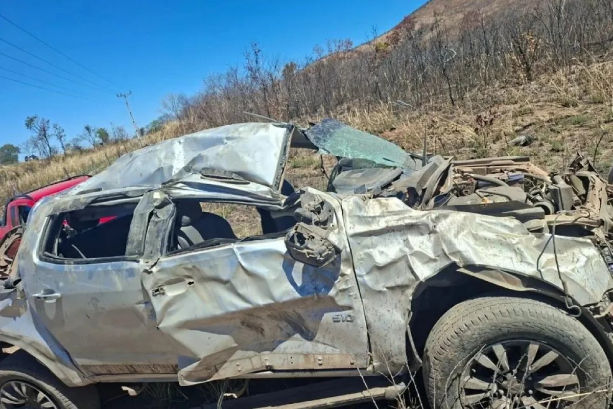 Professora fica gravemente ferida após caminhonete capotar em ribanceira na Bahia