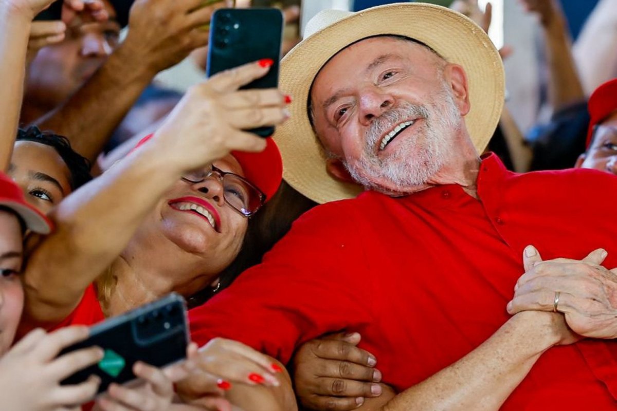 Datafolha: Lula lidera entre mulheres e mais pobres, e Flávio Bolsonaro, entre evangélicos