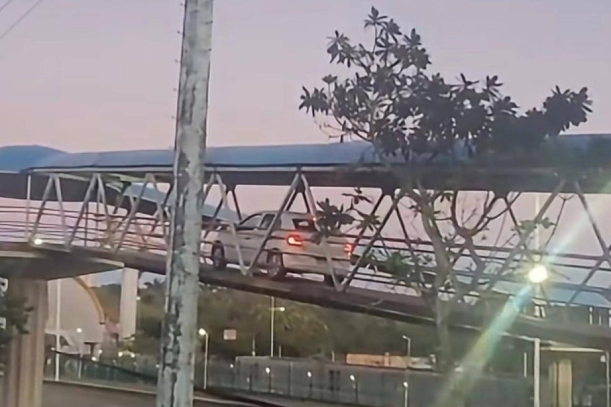 Vídeo: carro é flagrado em passarela exclusiva para pedestres na Av. Paralela, em Salvador 