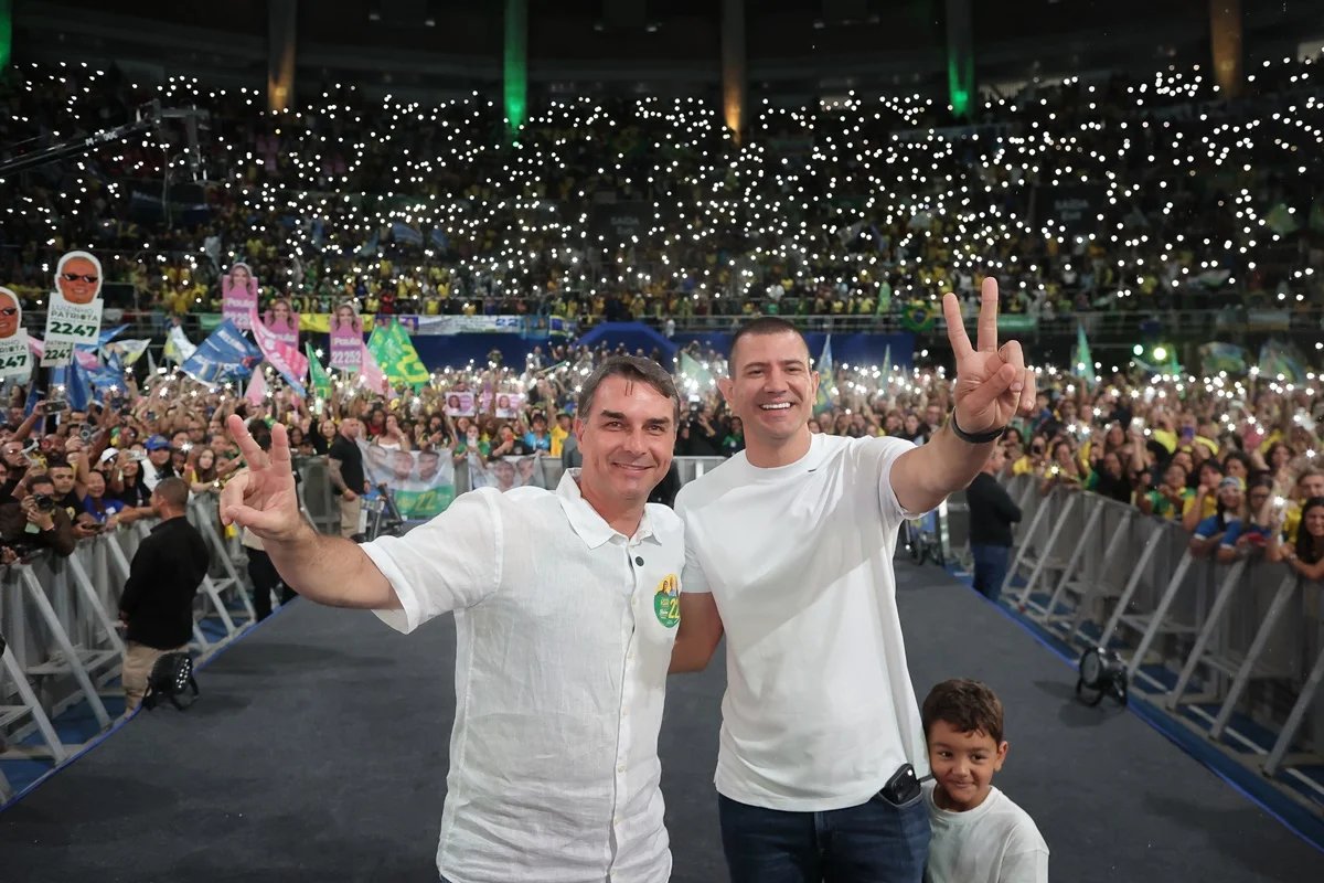 Flávio Bolsonaro defende Bolsa Família, castração química e anistia para condenados do 8 de Janeiro