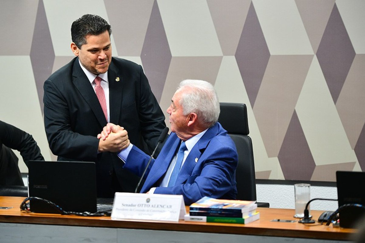 Vídeo: CCJ e Otto Alencar recebem PEC do fim da escala 6x1 enviada por Alcolumbre
