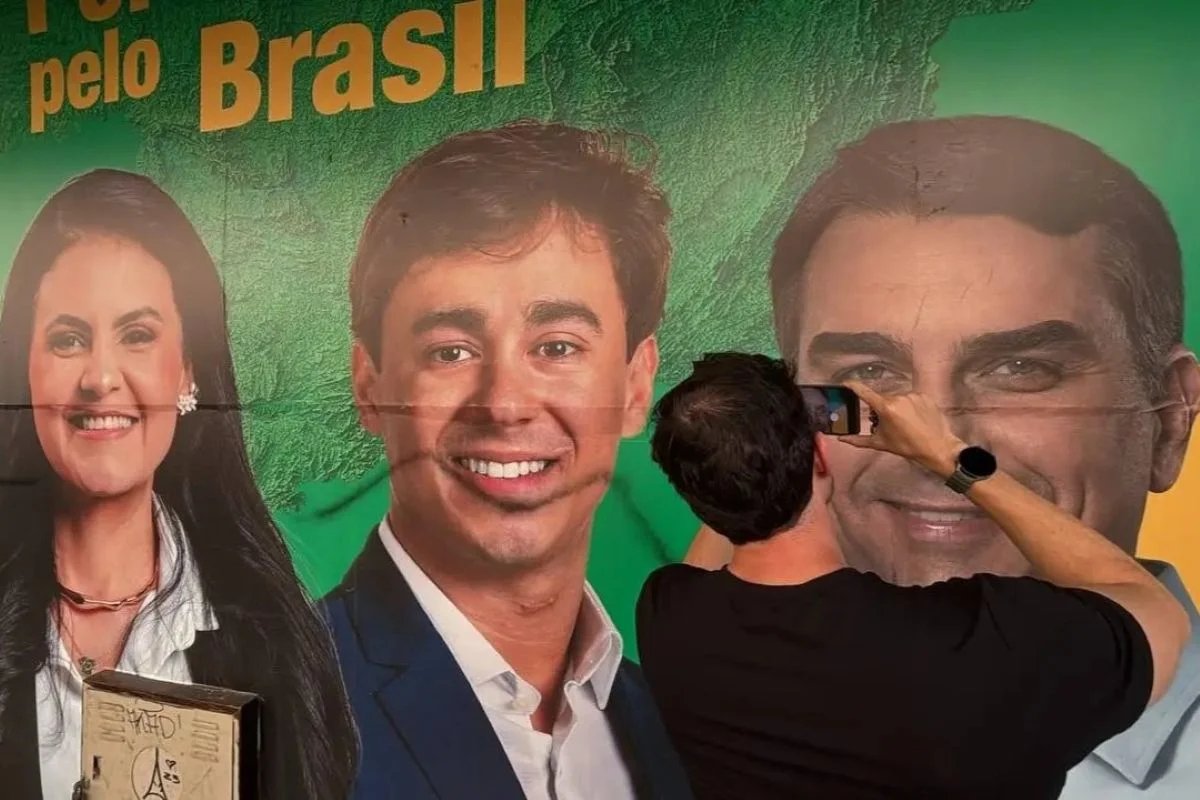 Justiça Eleitoral manda Flávio Bolsonaro e Nikolas Ferreira retirarem propagandas irregulares em Minas Gerais
