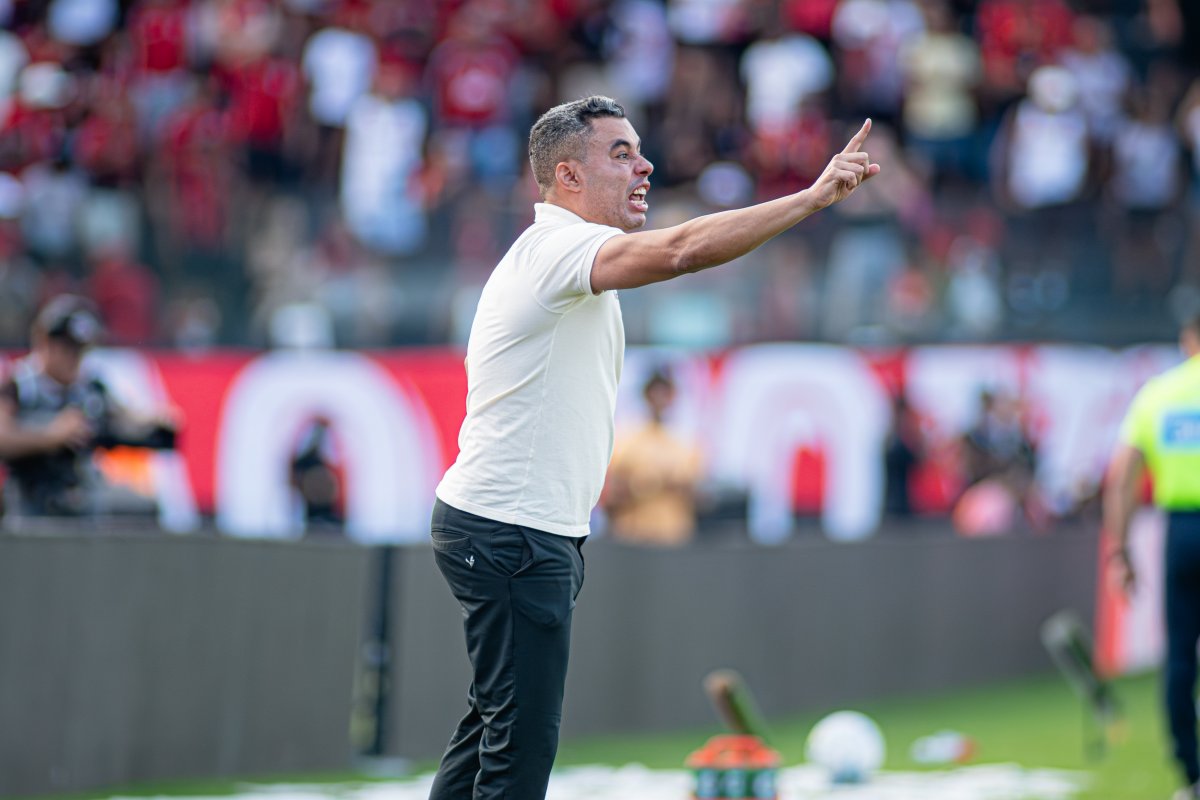Jair Ventura foge de polêmica em comemoração de Jean Lucas: "Tenho que me preocupar com o meu time"