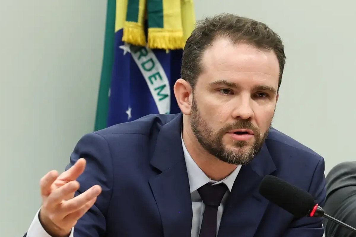  Ministro da Fazenda confirma projeção de salário mínimo em R$ 1.741 para 2027