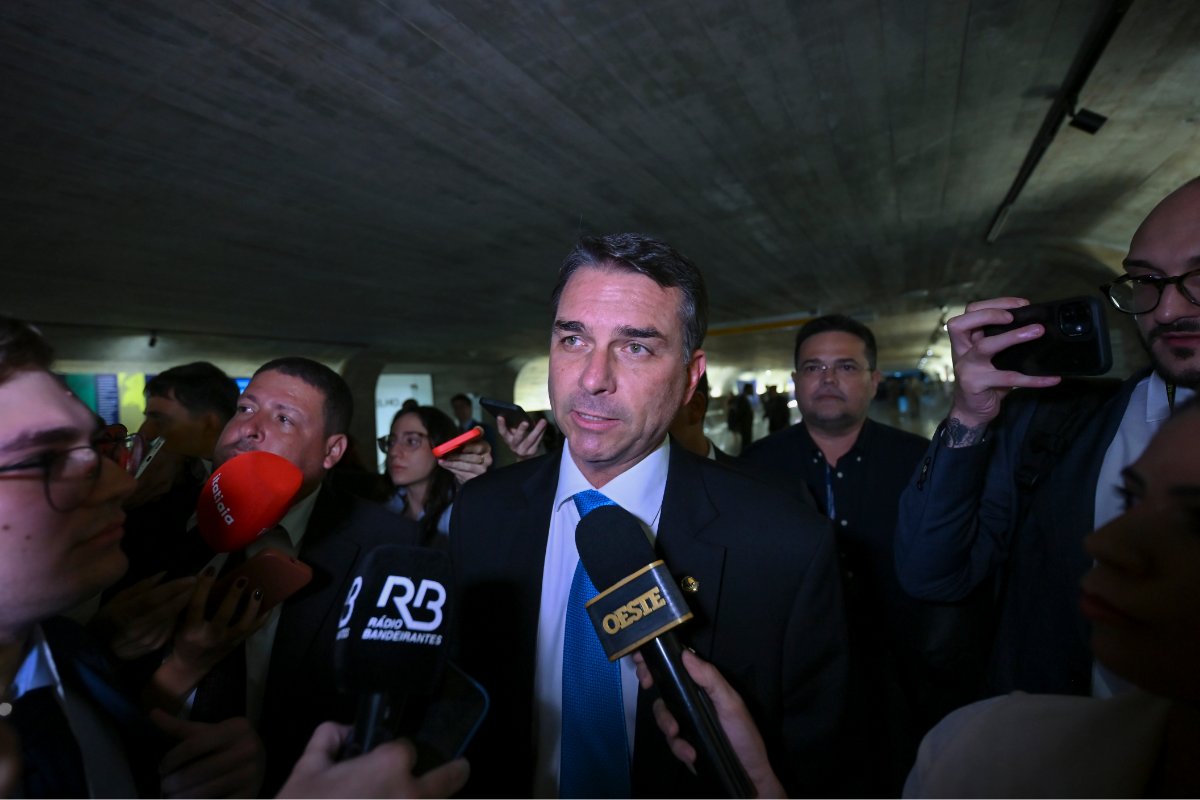  'Vocês vão parar no tempo?', diz Flávio Bolsonaro ao ser questionado sobre 'Dark Horse'