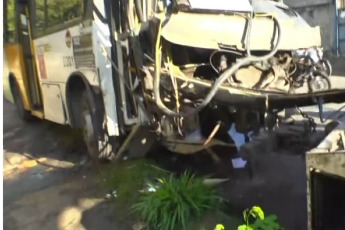 Micro-ônibus colide em poste e fica destruído na Avenida Gal Costa
