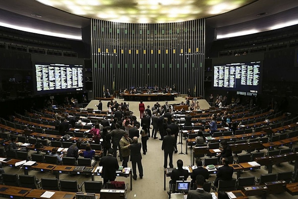 Relator preserva texto da Câmara e facilita o avanço do fim da 6x1 para governo Lula
