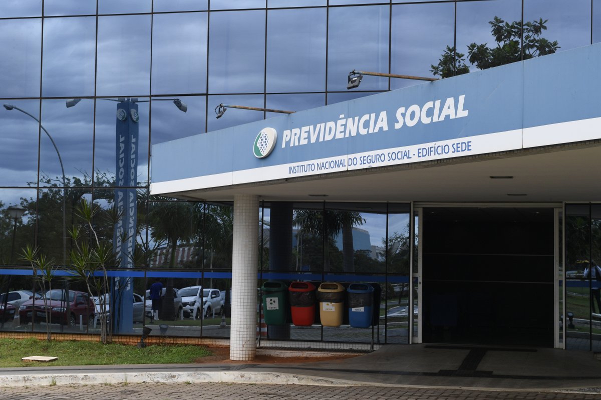 Estagiário de agência do INSS de Salvador é preso por suspeita de envolvimento em grupo investigado por fraudes em benefícios