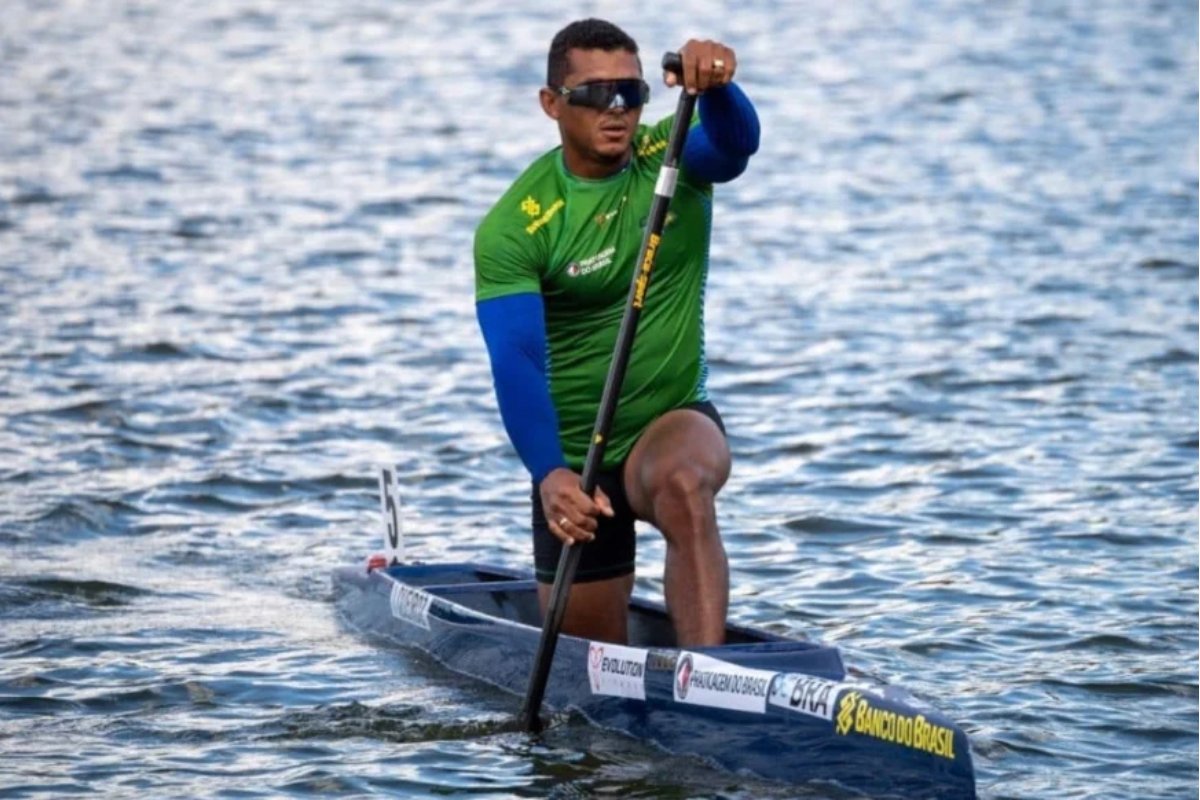 Isaquias Queiroz vence duas baterias e avança no Mundial de Canoagem