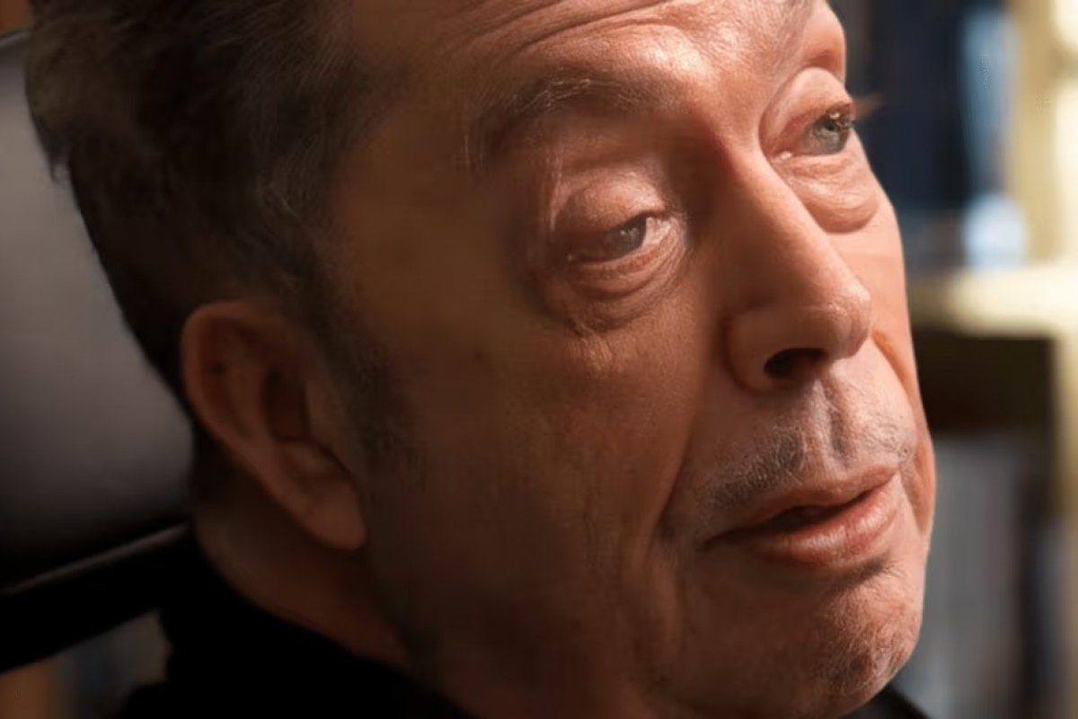 Tim Curry, de 'Rocky Horror Picture Show' e 'Esqueceram de Mim 2', morre aos 80 anos