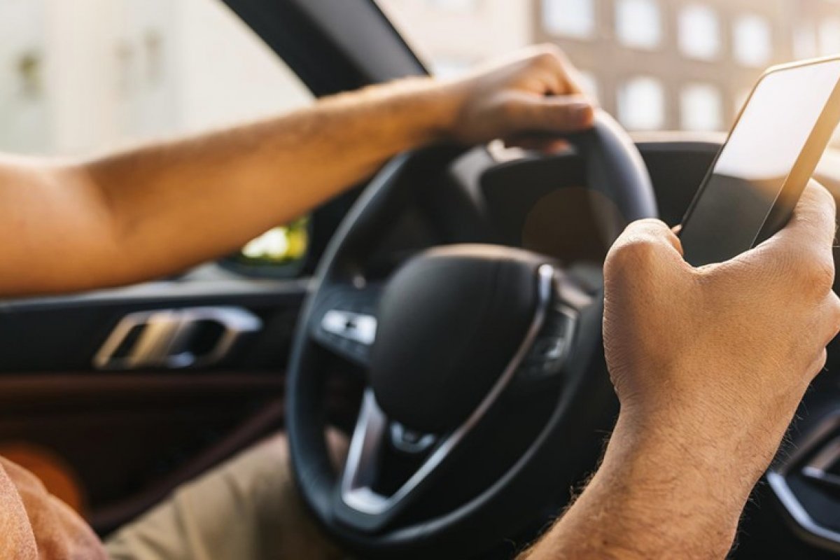 Uber é processada em R$ 321 milhões por cobrar taxa para motorista trabalhar